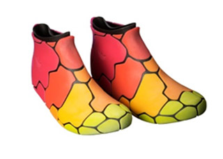 Galoše vytištěné ve 3D v jedné tiskové úloze pomocí VeroYellow, VeroMagenta a gumě podobné TangoBlack Plus galose 1407