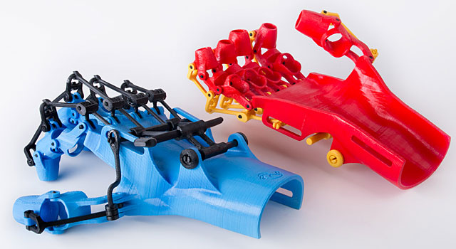 Sestavené 3D výtisky rehabilitačních ortéz (zdroj: ZMorph Team) 3D Printed Rehabilitation Orthosis-1608