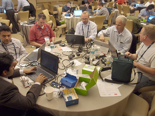 Po skončení konference ještě byl den workshopů, kde se zkoušela různá zapojení (foto KH) LiveWorxP5074960-4-1606