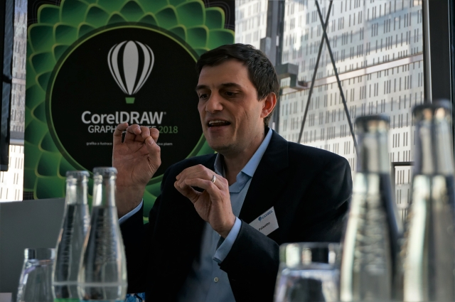 John Falsetto v zaujetí představení nových funkcí CorelDRAW 2018 (foto KH) DSC04235-1815