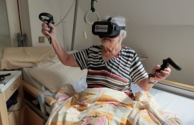 Imobilni klientka domova senioru na virtualnim vylete u more-2119