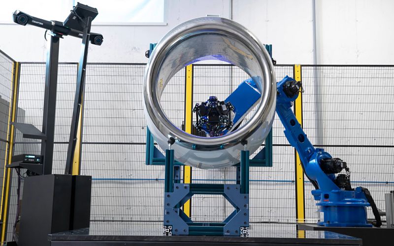 3D skener řady M poskytuje na robotických buňkách vyspělé řešení přizpůsobené specifickým požadavkům a výzvám každého zákazníka, které podporuje výrobce v jejich snaze o 100% kontrolu a dodávky bez vad (zdroj: Creaform) PR-CUBE-R M Series-1-2547