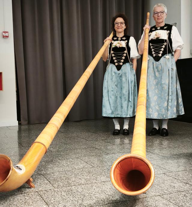 Hráčky na alpské rohy (foto: KH) IMG 20260206 094934-2608