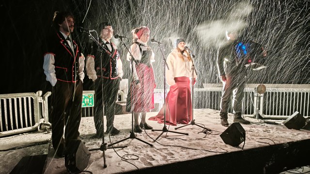 Na začátku vystoupení skupiny byla ještě taková malá vánice (foto KH) IMG 20260206 215053-2608