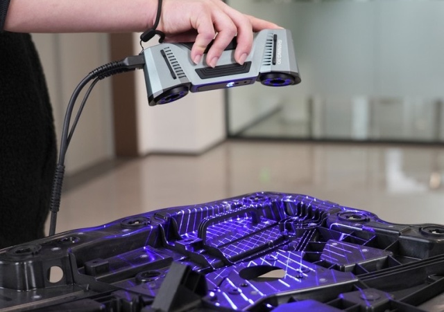 3D skener Shining 3D FreeScan Combo (zdroj: ADMASYS CZ) Obr 3 shining-3d-freescan-combo-26-parallel-lines-4x3-1 2614