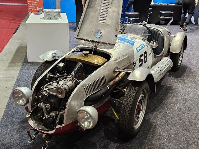 Československý závodní speciál Aero Minor Sport si mohli zvenku i zevnitř prohlédnout všichni návštěvníci brněnského Mezinárodního strojírenského veletrhu (zdroj: ADMASYS CZ) Obr 4 aero-minor-stanek-admasys-cz-2614