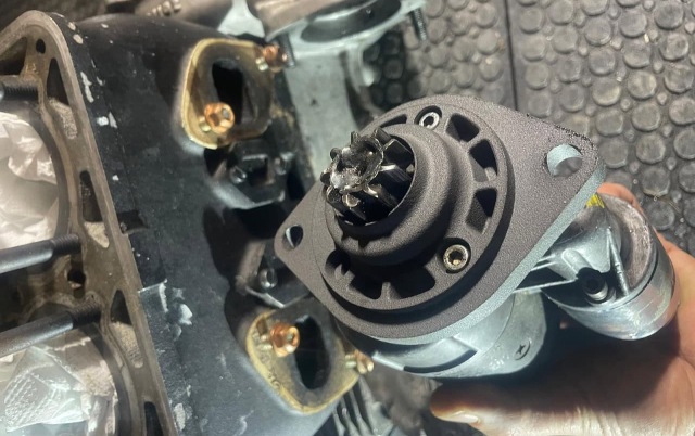 Příruba byla nejprve naskenována, upravena v 3D CAD aplikaci podle zadání, poté vytištěna z prášku na 3D tiskárně Formlabs Fuse. Na závodním veteránu dodnes spolehlivě slouží (zdroj: ADMASYS CZ) Obr 5 aero-minor-vytisk 2614