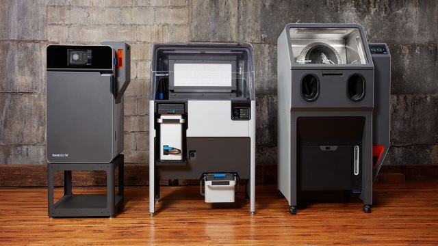 Díl se nejprve vytiskne z prášku na 3D tiskárně Formlabs Fuse (vlevo). Poté jej operátor očistí od zbylého prášku (uprostřed na Fuse Sift; až 80 % nespotřebovaného materiálu se využije v další tiskové úloze). Nakonec se povrch může otryskat pro úpravu drsnosti (vpravo na stanici Fuse Blast) /zdroj: ADMASYS CZ/ Obr 6 formlabs-fuse-blast-2023-005-16x9-1 2614