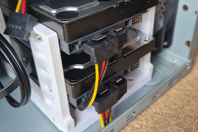 Dva 3,5“ disky uspořádané do RAID 1 pole uchycené v montážní kleci z 3D tiskárny (řešení bez třetího Hot spare disku) /zdroj: Petr Fořt/ tisk 14 004-2629
