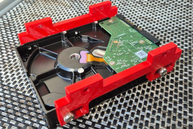 Konstrukční sada pro montáž pevného disku do mini ITX skříně (zdroj: Petr Fořt) 3dtisk 15 04-2633