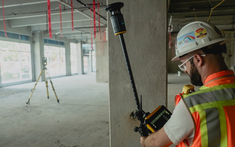 Použití inteligentního terče ST30 v budově (zdroj: Trimble) Building construction-Application-Trimble ST30-2638