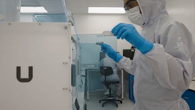 Certifikace Bioactivxu podle normy ISO 13485 a schválení ze strany HSA potvrzují, že systémy UltiMaker jsou vhodné pro výrobu implantátů pro konečné použití v lékařské kvalitě (zdroj: UltiMaker) UltiMakerBioactivx-pic2-2638