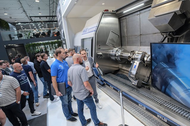 Odborní návštěvníci si prohlížejí vystavený stroj na AMB 2026 | Foto: Thomas Wagner / Messe Stuttgart amb 26 tw1460-2639