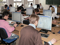 Soutěžící studenti při práci v plném soustředění