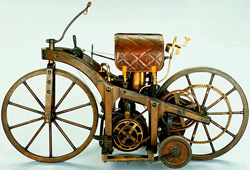 Obr. 1 Motocykl Gottlieba Daimlera – první na světě - replika