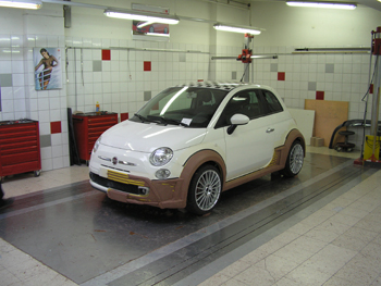 Obr 1. Na polovinu původní karoserie se pomocí jílu nanesou části nového bodykitu.