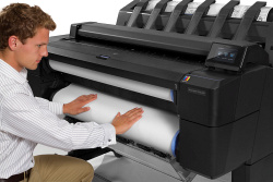 Pohodlné zakládání obou rolí zepředu je pouze jedním z mnoha přínosů pokročilé ergonomie multifunkční tiskárny se skenerem HP Designjet T2500 eMFP.